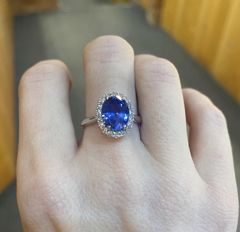 18ct white gold diamond and sapphire set ring - Image 2