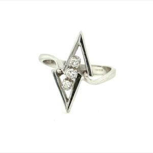 18ct white gold and diamond ring
