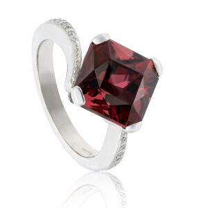 18ct white gold garnet and diamond ring